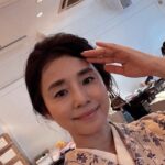 Yuriko Ishida Instagram - いよいよ、明後日から NHK 朝の連続テレビ小説 「虎に翼」 @asadora_ak_nhk スタート致します。 写真は昨年の秋のはじめ、私のロケ初日の様子です。 まだ暑くて、顔が汗ばんでおります🙄 あれから半年近く経ち、撮り重ねてきた映像が 編集されて作品になる… こんなにも長い連続ドラマに参加するのは 初めてなので、なんだか不思議なワクワク感があります。 出演者の皆さんみんな素敵です。 なにより主役の寅ちゃん🐯ほんとに魅力的なのです。私は沙莉ちゃんが演じる寅ちゃんの お母さん、はるさんです。 苗字は猪爪(いのつめ)。この苗字が好きでたまりません。 明後日からです。どうぞお楽しみに。 #虎に翼 #猪爪はる