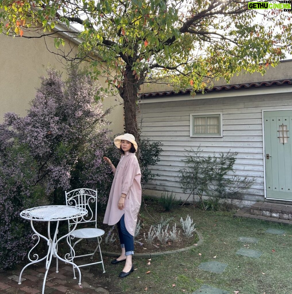 Yuriko Ishida Instagram - 昨夜オンエアされましたドラマ 「友情」に たくさんの温かな感想を頂いております。 観てくださりありがとうございました。 撮影は今年の春でした。 優しくて凛とした空気の流れる 素晴らしい撮影現場でした。 本木さんとは30年ぶりにお会いでき ほんとうに幸せでした。 藤田監督も、おそらくおなじくらいの時を経て ご一緒できて、本当に嬉しかったです。 またお会いできますように 私も日々精進します。