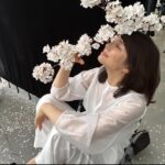 Yuriko Ishida Instagram - 2024.3.1 おはようございます😃 暦の上では、本日より春！ それだけでなんだか、心がふっと軽くなりますね。 私は日々、自分のキャパを上回る、さまざまなことに追いかけられてるような気持ちだったのですが 最近少しずつ、楽になってきました。 ひとつ言えることは、生活は、ある程度の規則性が守られて、かつ自分の時間がちゃんとあることが どんな人にとっても幸せのもと…なのだろうと。 そんなふうに思います。 写真は資生堂エリクシールの撮影時の 舞台裏のスナップです🌸