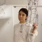 Yuriko Ishida Instagram - チズさん @chizu_kobayashi の 2回目の東京での個展の プレビュー行ってまいりました。 はぁ…とにかくですね チズさんから生み出される この、なんともいえない、 素晴らしい線‼️ ワイヤーアートって 空間に立体を描くことのできる 魔法のような芸術。 チズさんの線はとにかく 気持ちがいいのです。 澄んだ空気を吸い込んだような 気持ちになるのです。 そして、どうしても私は 動物を見ると肩に乗せたくなるのです。 あ、これは許可を得て 担がせていただいております😭🙏🏻 明日から四日間、(明日は完全予約制だそうです) くわしくは @palejute にて😊👏🏻 素晴らしい時間でした …👏🏻👏🏻👏🏻