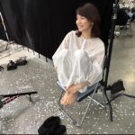 Yuriko Ishida Instagram - 2024.3.1 おはようございます😃 暦の上では、本日より春！ それだけでなんだか、心がふっと軽くなりますね。 私は日々、自分のキャパを上回る、さまざまなことに追いかけられてるような気持ちだったのですが 最近少しずつ、楽になってきました。 ひとつ言えることは、生活は、ある程度の規則性が守られて、かつ自分の時間がちゃんとあることが どんな人にとっても幸せのもと…なのだろうと。 そんなふうに思います。 写真は資生堂エリクシールの撮影時の 舞台裏のスナップです🌸