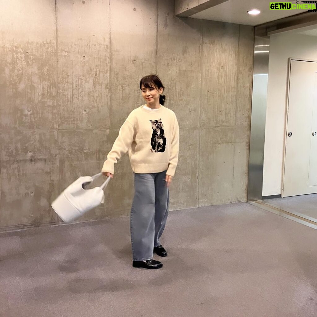 Yuriko Ishida Instagram - バケツ型のバッグが好きなんです。 わたしが普段持っているのはほとんど、バケツ型のバッグ。 Ray Bucket という名前のバッグ。 肩にかけた時体に柔らかく馴染む感じが たまらないのです。 #jmdavidson