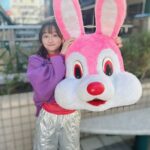 Yuuka Kageyama Instagram - テレビ東京ドラマ25『ハコビヤ』第5話放送です🐰 いよいよ放送の折り返し…剣さんや杏奈をはじめ登場人物の人となりもどんどん明らかになっていきます✨ 田辺誠一さんと5話ゲストの皆川猿時さんとお写真を撮っていただきました😆 これまでのお話とはうってかわったコミカルなお芝居の連続、ぜひ楽しんでいただきたいです🌸 禁断のあのフレーズはどこで発動するのか… 『ハコビヤ』は毎週金曜24:52〜放送しております⚡ TVerでの見逃し配信とともにぜひご覧ください☺️ #ハコビヤ