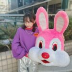 Yuuka Kageyama Instagram - テレビ東京ドラマ25『ハコビヤ』第5話放送です🐰 いよいよ放送の折り返し…剣さんや杏奈をはじめ登場人物の人となりもどんどん明らかになっていきます✨ 田辺誠一さんと5話ゲストの皆川猿時さんとお写真を撮っていただきました😆 これまでのお話とはうってかわったコミカルなお芝居の連続、ぜひ楽しんでいただきたいです🌸 禁断のあのフレーズはどこで発動するのか… 『ハコビヤ』は毎週金曜24:52〜放送しております⚡ TVerでの見逃し配信とともにぜひご覧ください☺️ #ハコビヤ