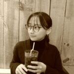 Yuuka Kageyama Instagram - 4月になりましたね🌸 エイプリルフールが近づくと、義務ではないのにそわそわしてしまうのは、嘘の共有を楽しめるスキルが私に備わっていないからでしょう😔 新年度を迎え、新しい一歩を踏み出したみなさんに、何か言葉を届けたい！ ただ、考えても考えても説得力のかけらもない稚拙な言葉たちしか出てこない。 そして、明るく装飾した文章が年々書けなくなってきていることに危機感を覚えながらインスタグラムを開いています。向いてな〜🦄💫 もし読みたくなることがあれば、読んでみてください💌 今、胸いっぱいに膨らむ気持ちは、期待や不安など、人それぞれだと思います。 新しい環境に身を置いたり、今までできなかった挑戦ができたり、自由を獲得したり… 安牌な選択肢を捨てる勇気を見せたみなさんが得られるものは必ずや、みなさんにとって大きな存在になっていくでしょう。たのしみたのしみっ！ しかしながら、学年がひとつ上にあがっても、もう一度目標に向かってチャレンジすることにしても、大人の仲間入りをしても、 どのセクションに移動しても変わらんなあと思ったことがあります。もう不穏な雰囲気ですみません。 それは、毎日なにかしらの物差しで点数をつけられて、なにかしらの基準で定められた升の中にぎゅーっとされて、元気な心も余裕も、そして自分らしさもこぼれ落ちてしまうような日々に感じられることです。 私自身立ち向かう世界が大きくなれば大きくなるほど、自分の力ではどうしようもないことに遭遇することも増えてきました。 私が経験してきた小さな小さな範囲内で言える、自分の心を大切にできる方法は… 逃げること。 負けたふりをすること。 人を愛すること。 かなあと。ダサいことしか言えず申し訳ないです。 もちろん、今まで味わえなかった楽しさも盛りだくさん！年を重ねるごとに幸せの噛み締め方も学んでます🍖 それも、自分を信じて人を愛したいと思えるようになってきたからかなあと思いますね🍀（かっこつけつつも全然できてないけど！） 現代の技術の限りでは、あなたの苦しみや痛みはあなたしか感じることはできないけれど、 あなたのことを想いたいと思っている人がいると思うと、少しだけ解毒作用があるかもしれません。 ここまでこれほど遠回りな文章を読んでくださりありがとうございます。 常に頭をぐるぐるさせて、答えを探し出せずに一人勝手にもがいてる、そんな私のモットーは、「笑ってりゃなんとかなる」です。 うわ〜〜やっぱり説得力ねぇ〜〜〜。 とまあ、こんな私ですが今年度もよろしくお願いします🤲 一緒にがんばろ〜！ 写真は、お互いステージが変わっても変わらず大好きなお友達に撮ってもらいました☺️ #飲み物をリコーダーみたいに持つでない #フィルムカメラ #8 #いつもありがとう