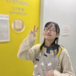 Yuuka Kageyama Instagram - 本日も『#春になったら 』撮影に臨んでおります🌸 助産院でのお洋服も段々と薄く色鮮やかになっていき、春がもうすぐそこにあることを感じさせられます。 さようならを伝える心の準備、しておかないとなぁ。 聡美さんが奈緒さんと私に素敵な雛祭りプレゼントをくださりました🎎 もけもけのブラウンベアーちゃん🧸 家にあった湯たんぽベアーちゃんとたまたま同じスタイルだったので並べて飾ってみました🤍 本当にありがとうございます！！ 8話は3/4 22:00〜放送です📺⚡️ ではまたね。