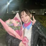 Yuuka Kageyama Instagram - テレビ東京ドラマ25『ハコビヤ』ご視聴いただきありがとうございました！🚗 新しい人生のスタートを切ったこのタイミングで、挑戦的な作品とキャラクターに選んでいただけたご縁に感謝してもしきれません。 スケジュールなどなかなかに厳しい条件を皆さんと一丸となって乗り越えながら、このドラマの作り手の1人として杏奈というキャラにこだわり続けた撮影期間は、今後の人生でも大きな糧になっていくと思います。 ‍この作品を通して「人の想いに触れようとすることの尊さ」や「自分の心を信じて進んでいくことの大切さ」といった私たちの願いがみなさまのもとに届きますように。 そして届けられた先で、さらなる花を咲かせていきますように。 感想をぜひSNSなどで共有いただけたら幸いです。「ここで、またバイトしたいんですけど」って杏奈が言ってます☺️笑 この世界のどこかでお荷物を丁重にお届けしているハコビヤさんたちが、またみなさまのもとを訪れますように🍀 右も左も分からない私をあたたかく見守り大きな背中を見せ続けてくださった田辺さん、 こだわってこだわり抜いて常に前を向き続けて一緒に作品を作ってくださったハコビヤチームのみなさん、 最終回まで見届けて、たくさんの声を私たちにも届けてくださったファンの皆さん、 本当に本当にありがとうございました！ これからも何卒、よろしくお願いします！ #ハコビヤ #影山優佳