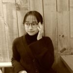 Yuuka Kageyama Instagram - 4月になりましたね🌸 エイプリルフールが近づくと、義務ではないのにそわそわしてしまうのは、嘘の共有を楽しめるスキルが私に備わっていないからでしょう😔 新年度を迎え、新しい一歩を踏み出したみなさんに、何か言葉を届けたい！ ただ、考えても考えても説得力のかけらもない稚拙な言葉たちしか出てこない。 そして、明るく装飾した文章が年々書けなくなってきていることに危機感を覚えながらインスタグラムを開いています。向いてな〜🦄💫 もし読みたくなることがあれば、読んでみてください💌 今、胸いっぱいに膨らむ気持ちは、期待や不安など、人それぞれだと思います。 新しい環境に身を置いたり、今までできなかった挑戦ができたり、自由を獲得したり… 安牌な選択肢を捨てる勇気を見せたみなさんが得られるものは必ずや、みなさんにとって大きな存在になっていくでしょう。たのしみたのしみっ！ しかしながら、学年がひとつ上にあがっても、もう一度目標に向かってチャレンジすることにしても、大人の仲間入りをしても、 どのセクションに移動しても変わらんなあと思ったことがあります。もう不穏な雰囲気ですみません。 それは、毎日なにかしらの物差しで点数をつけられて、なにかしらの基準で定められた升の中にぎゅーっとされて、元気な心も余裕も、そして自分らしさもこぼれ落ちてしまうような日々に感じられることです。 私自身立ち向かう世界が大きくなれば大きくなるほど、自分の力ではどうしようもないことに遭遇することも増えてきました。 私が経験してきた小さな小さな範囲内で言える、自分の心を大切にできる方法は… 逃げること。 負けたふりをすること。 人を愛すること。 かなあと。ダサいことしか言えず申し訳ないです。 もちろん、今まで味わえなかった楽しさも盛りだくさん！年を重ねるごとに幸せの噛み締め方も学んでます🍖 それも、自分を信じて人を愛したいと思えるようになってきたからかなあと思いますね🍀（かっこつけつつも全然できてないけど！） 現代の技術の限りでは、あなたの苦しみや痛みはあなたしか感じることはできないけれど、 あなたのことを想いたいと思っている人がいると思うと、少しだけ解毒作用があるかもしれません。 ここまでこれほど遠回りな文章を読んでくださりありがとうございます。 常に頭をぐるぐるさせて、答えを探し出せずに一人勝手にもがいてる、そんな私のモットーは、「笑ってりゃなんとかなる」です。 うわ〜〜やっぱり説得力ねぇ〜〜〜。 とまあ、こんな私ですが今年度もよろしくお願いします🤲 一緒にがんばろ〜！ 写真は、お互いステージが変わっても変わらず大好きなお友達に撮ってもらいました☺️ #飲み物をリコーダーみたいに持つでない #フィルムカメラ #8 #いつもありがとう