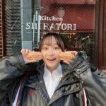 Yuuka Kageyama Instagram - テレビ東京ドラマ25『ハコビヤ』ご視聴いただきありがとうございました！🚗 新しい人生のスタートを切ったこのタイミングで、挑戦的な作品とキャラクターに選んでいただけたご縁に感謝してもしきれません。 スケジュールなどなかなかに厳しい条件を皆さんと一丸となって乗り越えながら、このドラマの作り手の1人として杏奈というキャラにこだわり続けた撮影期間は、今後の人生でも大きな糧になっていくと思います。 ‍この作品を通して「人の想いに触れようとすることの尊さ」や「自分の心を信じて進んでいくことの大切さ」といった私たちの願いがみなさまのもとに届きますように。 そして届けられた先で、さらなる花を咲かせていきますように。 感想をぜひSNSなどで共有いただけたら幸いです。「ここで、またバイトしたいんですけど」って杏奈が言ってます☺️笑 この世界のどこかでお荷物を丁重にお届けしているハコビヤさんたちが、またみなさまのもとを訪れますように🍀 右も左も分からない私をあたたかく見守り大きな背中を見せ続けてくださった田辺さん、 こだわってこだわり抜いて常に前を向き続けて一緒に作品を作ってくださったハコビヤチームのみなさん、 最終回まで見届けて、たくさんの声を私たちにも届けてくださったファンの皆さん、 本当に本当にありがとうございました！ これからも何卒、よろしくお願いします！ #ハコビヤ #影山優佳
