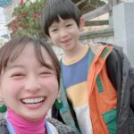 Yuuka Kageyama Instagram - テレビ東京ドラマ25『ハコビヤ』ご視聴いただきありがとうございました！🚗 新しい人生のスタートを切ったこのタイミングで、挑戦的な作品とキャラクターに選んでいただけたご縁に感謝してもしきれません。 スケジュールなどなかなかに厳しい条件を皆さんと一丸となって乗り越えながら、このドラマの作り手の1人として杏奈というキャラにこだわり続けた撮影期間は、今後の人生でも大きな糧になっていくと思います。 ‍この作品を通して「人の想いに触れようとすることの尊さ」や「自分の心を信じて進んでいくことの大切さ」といった私たちの願いがみなさまのもとに届きますように。 そして届けられた先で、さらなる花を咲かせていきますように。 感想をぜひSNSなどで共有いただけたら幸いです。「ここで、またバイトしたいんですけど」って杏奈が言ってます☺️笑 この世界のどこかでお荷物を丁重にお届けしているハコビヤさんたちが、またみなさまのもとを訪れますように🍀 右も左も分からない私をあたたかく見守り大きな背中を見せ続けてくださった田辺さん、 こだわってこだわり抜いて常に前を向き続けて一緒に作品を作ってくださったハコビヤチームのみなさん、 最終回まで見届けて、たくさんの声を私たちにも届けてくださったファンの皆さん、 本当に本当にありがとうございました！ これからも何卒、よろしくお願いします！ #ハコビヤ #影山優佳