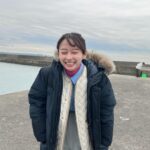 Yuuka Kageyama Instagram - テレビ東京ドラマ25『ハコビヤ』ご視聴いただきありがとうございました！🚗 新しい人生のスタートを切ったこのタイミングで、挑戦的な作品とキャラクターに選んでいただけたご縁に感謝してもしきれません。 スケジュールなどなかなかに厳しい条件を皆さんと一丸となって乗り越えながら、このドラマの作り手の1人として杏奈というキャラにこだわり続けた撮影期間は、今後の人生でも大きな糧になっていくと思います。 ‍この作品を通して「人の想いに触れようとすることの尊さ」や「自分の心を信じて進んでいくことの大切さ」といった私たちの願いがみなさまのもとに届きますように。 そして届けられた先で、さらなる花を咲かせていきますように。 感想をぜひSNSなどで共有いただけたら幸いです。「ここで、またバイトしたいんですけど」って杏奈が言ってます☺️笑 この世界のどこかでお荷物を丁重にお届けしているハコビヤさんたちが、またみなさまのもとを訪れますように🍀 右も左も分からない私をあたたかく見守り大きな背中を見せ続けてくださった田辺さん、 こだわってこだわり抜いて常に前を向き続けて一緒に作品を作ってくださったハコビヤチームのみなさん、 最終回まで見届けて、たくさんの声を私たちにも届けてくださったファンの皆さん、 本当に本当にありがとうございました！ これからも何卒、よろしくお願いします！ #ハコビヤ #影山優佳
