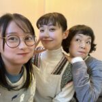 Yuuka Kageyama Instagram - #春になったら 本日22:00〜第6話放送です🌸 今回は親友チームにとって大切なお話ということで、どんなシーンになっているのか私もワクワクドキドキしております☺️ 一方の助産院チームですが、穏やかで暖かい雰囲気の中で、節子先生瞳先生という大きな背中を懸命に追っかけさせていただいております。 いつも支えてくださり本当にありがとうございます。 新しい命が生まれる直前直後に立ち会える喜びや使命を噛み締めて、引き続き精進していきます！ 先日の撮影にて、念願のスリーショット🐥🐥🐥 #小林聡美 さん #奈緒 さん