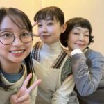 Yuuka Kageyama Instagram - #春になったら 本日22:00〜第6話放送です🌸 今回は親友チームにとって大切なお話ということで、どんなシーンになっているのか私もワクワクドキドキしております☺️ 一方の助産院チームですが、穏やかで暖かい雰囲気の中で、節子先生瞳先生という大きな背中を懸命に追っかけさせていただいております。 いつも支えてくださり本当にありがとうございます。 新しい命が生まれる直前直後に立ち会える喜びや使命を噛み締めて、引き続き精進していきます！ 先日の撮影にて、念願のスリーショット🐥🐥🐥 #小林聡美 さん #奈緒 さん