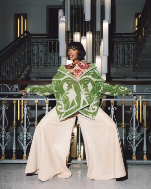 Yvonne Orji Instagram - Lookin’ retro in @etro.
#mfw #milanfashionweek 

Hair: @mitchellcantrellbeauty 
Makeup: @dalila_mua 
Stylist: @georgmedley 
Fit- head to toe: @etro 
Core strength & back muscles: @massy.arias 
📸: @modehunter