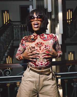 Yvonne Orji Instagram - Lookin’ retro in @etro.
#mfw #milanfashionweek 

Hair: @mitchellcantrellbeauty 
Makeup: @dalila_mua 
Stylist: @georgmedley 
Fit- head to toe: @etro 
Core strength & back muscles: @massy.arias 
📸: @modehunter
