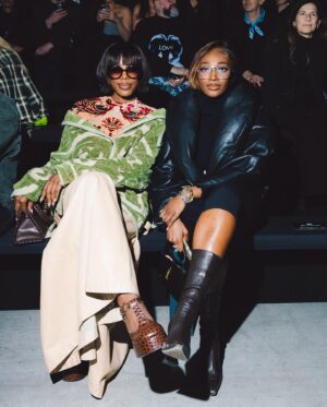Yvonne Orji Instagram - Lookin’ retro in @etro.
#mfw #milanfashionweek 

Hair: @mitchellcantrellbeauty 
Makeup: @dalila_mua 
Stylist: @georgmedley 
Fit- head to toe: @etro 
Core strength & back muscles: @massy.arias 
📸: @modehunter