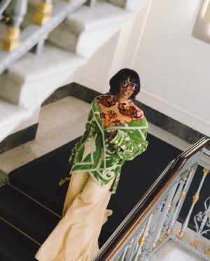 Yvonne Orji Instagram - Lookin’ retro in @etro.
#mfw #milanfashionweek 

Hair: @mitchellcantrellbeauty 
Makeup: @dalila_mua 
Stylist: @georgmedley 
Fit- head to toe: @etro 
Core strength & back muscles: @massy.arias 
📸: @modehunter