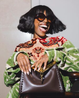 Yvonne Orji Instagram - Lookin’ retro in @etro.
#mfw #milanfashionweek 

Hair: @mitchellcantrellbeauty 
Makeup: @dalila_mua 
Stylist: @georgmedley 
Fit- head to toe: @etro 
Core strength & back muscles: @massy.arias 
📸: @modehunter