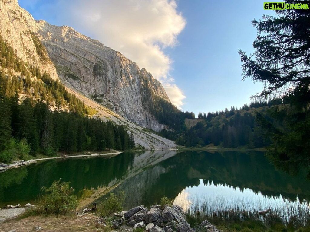 Yvonne Strahovski Instagram - Hiking to Lac Bénit #france🇫🇷 #sunset 🧡