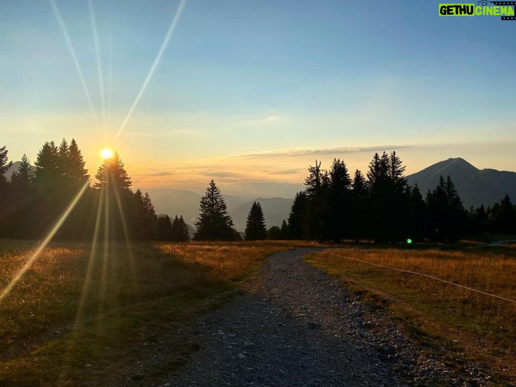 Yvonne Strahovski Instagram - Hiking to Lac Bénit #france🇫🇷 #sunset 🧡