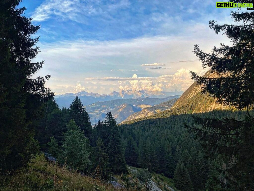 Yvonne Strahovski Instagram - Hiking to Lac Bénit #france🇫🇷 #sunset 🧡