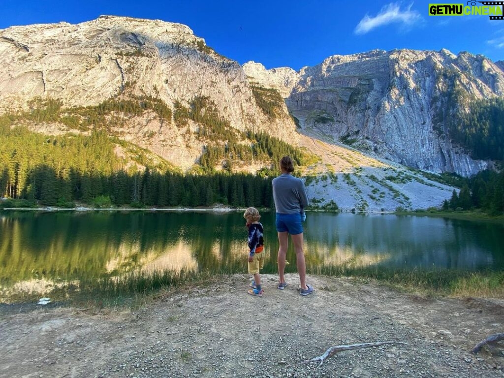 Yvonne Strahovski Instagram - Hiking to Lac Bénit #france🇫🇷 #sunset 🧡