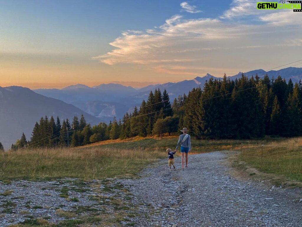 Yvonne Strahovski Instagram - Hiking to Lac Bénit #france🇫🇷 #sunset 🧡