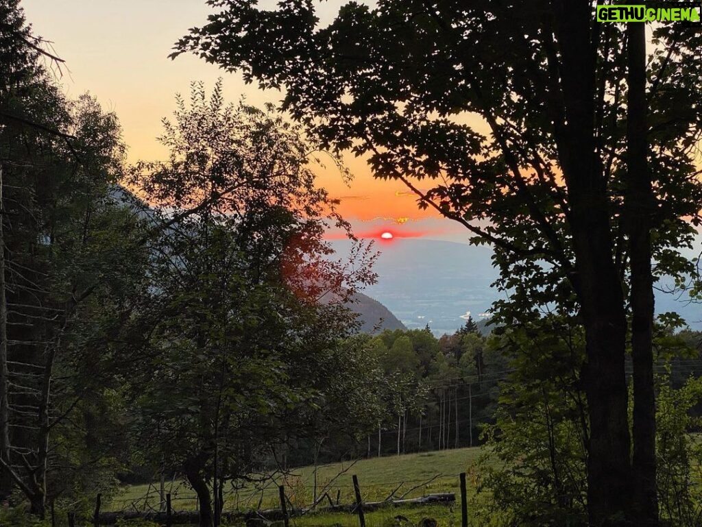 Yvonne Strahovski Instagram - Hiking to Lac Bénit #france🇫🇷 #sunset 🧡