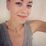 Yvonne Strahovski Instagram - Hello @rosa_chains ! Thank you ♥️ for these gorgey necklaces. Aside from being beautiful pieces, my fave thing is that this is a Polish company & so, I get to support one of my motherlands. Link in their bio for their international shop 💍💛🔶✔️💫