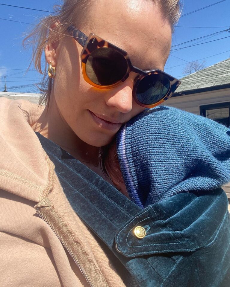 Yvonne Strahovski Instagram - 1. Sunlight appreciation post & slide 2. Baby nugget appreciation post #thankyoutoronto #moveoverwinter #buhbye #putawaythepuffer ✋