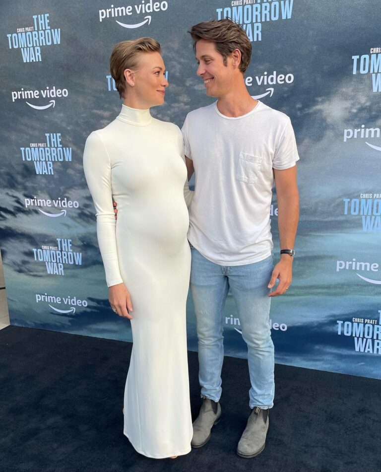 Yvonne Strahovski Instagram - Thank you to the fab team for putting this red carpet look together 💫 It certainly has been a WHILE since we did this kind of thing! It was sooo fun celebrating this movie last night outdoors at the stadium on the big screen. Happy RELEASE to @thetomorrowwar & all who made it come together ❤️ And psssttt - I’m pretty sure the movie just dropped on @amazonprimevideo Grab your popcorn 🍿 ENJOY !!!!!!!!! 💋 Oh and yeah - 🤰🏼;)