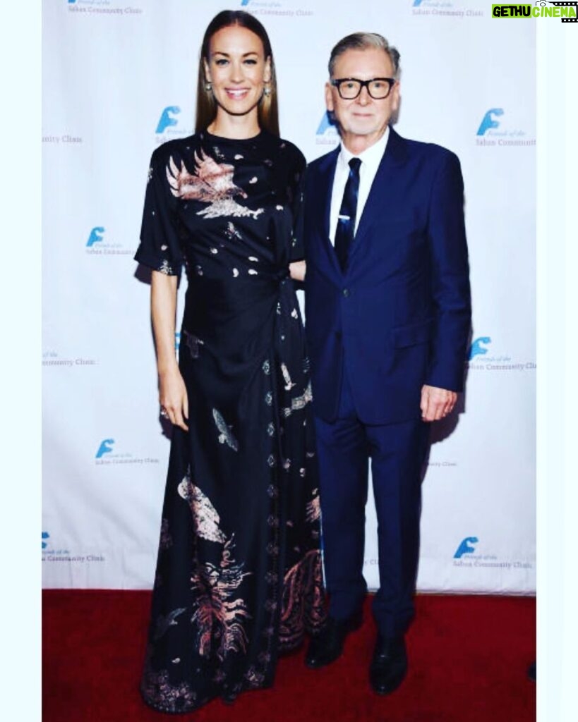 Yvonne Strahovski Instagram - THIS IS IMPORTANT - READ TILL THE END 🙏 Amazing human alert: Congratulations to my friend Warren Littlefield for your honor at the @sabanclinic dinner the other night. You have dedicated many many many many many years to this organization that provides health care for those who NEED IT MOST - Medical, Dental & Social Services. THIS YEAR for the HOLIDAYS I am donating to this organization. My goal was to specifically provide for the children who come to the @sabanclinic 👐🏻 If you are so inclined & want to give back to the community this year for the holidays, then YOU CAN! Click on their instagram handle @sabanclinic There is a link in their bio to their page. 📝 On the top right hand corner is a MENU 🍽 There you will see the tab DONATE 🙌🏻🙌🏻🙌🏻🙌🏻🙌🏻🙌🏻🙌🏻🙌🏻🙌🏻🙌🏻 Peace & Love & Thanks ✌🏻❤️🙏