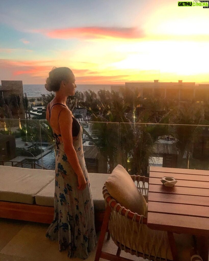 Yvonne Strahovski Instagram - Gorgeous sunsets at @nobuloscabos ☀️ Thank you for having us & for your amazing hospitality 💛