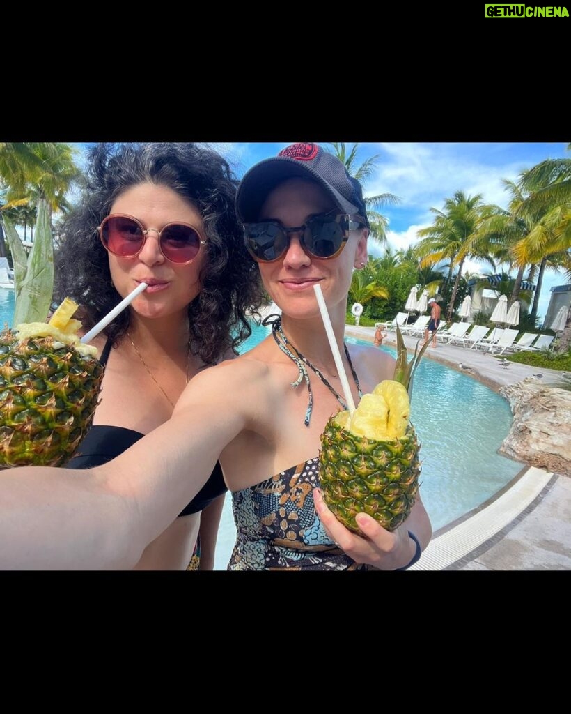 Yvonne Strahovski Instagram - Bahamas besties 👯‍♀️👯‍♀️🍍🍍💋💋Had an absolute blast @bahamarresorts THANK YOU for having us for a very belated bday bestie trip @grandhyattbahamar you are spectacular 💫 ⚡️ ☀️