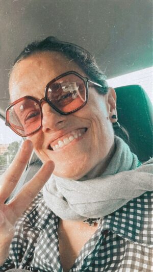 Zélia Duncan Instagram - É sempre o sorriso de quem chega a Salvador! Dessa vez pra Bienal do Livro! Tá bafo lá fora, mas antes de escritora sou cantora, né? Há que se proteger o primeiro instrumento! 😉🙌🏾🧡👊🏽 #benditascoisasqueeunãosei