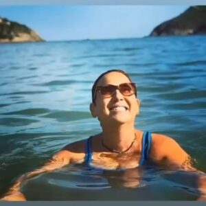Zélia Duncan Instagram - Dia 18/11 seria seu aniversário. Sempre vou comemorar sua data, minha amiga, sinto sua falta todo dia! Vejam, sábado próximo, compareçam e homenageiem tb essa atriz estupenda, que tantas alegrias nos deu sempre, com imenso talento e amor por seu ofício. "A matéria -prima do artista é a vida!"( Cláudia Jimenez)🧡💐. @stellatorreao