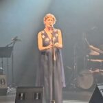 Zélia Duncan Instagram – @naozzetti é cantora minha, desde sempre, está no meu top 10. Daquelas que me fizeram e fazem querer cantar, arriscar, romper roteiros óbvios. Ná é inteira faz tempo. Algodão doce e fortaleza. quando está parada a voz se move por ela, esse instrumento fascinante, que nos habita. Ná cantou Rita Lee e Carmem Miranda. Mas era tudo tão Ná, tão inédito, tão revelador de um caminho único, nessa batucada da vida!
Fora a voz, o repertório, os músicos-criadores, finos e virtuosos, ela dança, baila contigo. E a gente se entrega de olhos fechados, é “dançar pra não dançar”. Viva os artistas da música que sabem durar e amolecer uma plateia! video @dj.zepedro. @sescpinheiros PS-ainda tenho a sorte de chamá-la de parceira!!