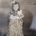 Zélia Duncan Instagram - - [ ] 88.Dois infinitos. Eu e vc. Até onde o tempo puder contabilizar o amor. Não vou te agradecer por eu ter nascido, porque não é sobre mim o dia 19 de dezembro. É sobre uma mulher inteligente, alegre e petulante. Sobre uma estudante brilhante, uma irmã, filha e sobrinha, que passou em primeiro lugar num concurso difícil, para ter um emprego. Trabalhou como louca a vida toda, porque teve 4 filhos e nunca deixou de dizer o que pensa e nunca deixou de agir e encarar os monstrengos do caminho. Aturou assédio no trabalho. Aturou preconceito porque quis se separar de meu pai, com todas as suas razões. Se hj mulher ter razão é perigoso, imaginem nos anos 70! Mamãe, qdo eu crescer quero ter sua coragem, sua alegria, sua disposição, seu olhar para onde poucos olham. Vc acolheu minhas escolhas e minha natureza, acolheu meus amigos e hj tem mais amigos e amores que todos nós. Seu dia é nosso dia, nem sei dizer o qto eu te amo. E agora é nossa vez de realizar seus desejos, o meu é te ver feliz, ao máximo! @loise_goncalves