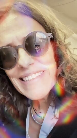 Zélia Duncan Instagram - Bom dia! Dia de pedir altas e descansar um pouco a cabeça. 😎🧡