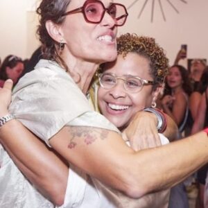 Zélia Duncan Instagram - Tive a alegria de participar hoje da abertura do Queerioca, primeiro centro cultural LGBTQIA  do Rio, que homenageou a minha querida amiga Zélia Duncan.

Zélia, consagrada madrinha do espaço de cultura, lançou seu livro “Benditas Coisas Que Eu Não Sei” e é claro que já garanti minha cópia autografada!

Como Presidenta da Comissão de Cultura da Alerj, quero parabenizar o casal Cristina Flores e Laura Castro pela idealização do Queerioca. É muito importante termos espaços de defesa, visibilidade e valorização da diversidade.

Vamos juntas! ✊🏾❤️