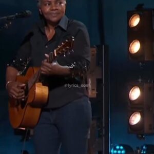 Zélia Duncan Instagram - Comovente demais essa aparição de Tracy Chapman no Grammy 2024. Tão linda, plena, com seus cabelos grisalhos e sua voz de sempre. Única, firme, afinada, autoral. Os olhos mareados, um sorriso no rosto. Um complementando o outro. Seu colega de palco, excelente cantor, @lukecombs, tb lhe rendia homenagens, visivelmente honrado por estar tão perto. 

Quando morei com vovó Zélia em Niterói nos anos 90,  Tracy estourou com 'Baby Can I Hold You Tonight?'. Quando tocava, minha avó fechava os olhinhos, adorava. E cá estou eu, mantendo a tradição das Zélias da família e ainda deixando uma lágrima rolar bem quente. Tô aqui, abraçando minha avó. abraçando essa voz, esse violão...a vida é um carro veloz!