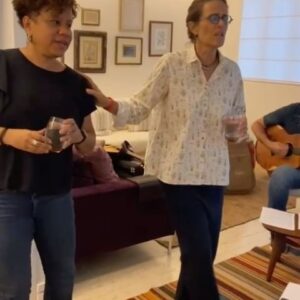 Zélia Duncan Instagram - Temos um trabalho que nos permite não só abstrair um pouco do mundo durante um ensaio, como tentar salvá-lo, elevando o pensamento e convocando o que  há de humano em nós, a música faz isso! Obrigada, parceira amada, @anacostaoficial , vai ser um prazer te receber no nosso palco amanhã. obrigada, @eziofilho , @webstersantos , @galvao.christiano , @luanahjones  e @srtapaolaoficial . Faltou @leo.brandao.74 , mas no palco, estaremos todos! 👊🏽❤️ "Cansamos de enterrar nossas asas, já temos todo céu pra voar"!