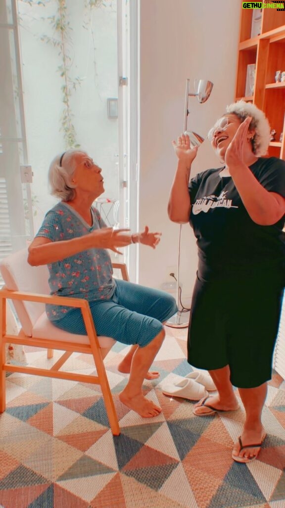 Zélia Duncan Instagram - Comecei a ouvir "Carne e Osso" a altos brados, enquanto cuidava do meu roteiro em silêncio, no meu quarto. Saí correndo pra registrar e lá estava mamãe (88), com suas pernocas de 20 e @rose.mandu.777 , nessa farra. Eu não escolhi a música, nem a camiseta de Rose. Elas já estavam animadas e dançando e rindo uma pra outra, sem perder a "humanidade que fascina", só elas. eu apenas organizei pra não perder o momento. Porque à beira dos 60, já entendi que o bom da vida está nos cantinhos, (por vezes cantados), das nossas alegrias possíveis. Por incrível que pareça, quem faz show hj sou eu, às 19h, no projeto @claroveraorio , na Laura Alvim. Vou me inspirar nessa dupla! Pelo "direito ainda que profano, do mundo ser sempre mais humano!" @paulinhomoska @sortimentoproducoes @loise_goncalves