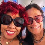 Zélia Duncan Instagram - Quando seu assento te leva a voar ao lado de alguém que vc ama tanto, vc acha que fez alguma coisa boa na vida, pra merecer tamanha graça! @alcioneamarrom , minha colega, minha rainha, amei as conversas e até cantorias! Te amo, te vejo na avenida!🧡🌹