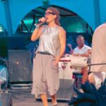 Zélia Duncan Instagram - A música me faz feliz em muitos lugares, até onde me sinto capaz de arriscar e prosseguir. Mas o único lugar dela onde esqueço de mim e viro criança, esqueço de mim e viro todo mundo, é no samba. Roda de Samba é pra mim a emoção de se misturar e servir ao momento, coletivamente. Eu tava de longe, coçando os cotovelos e o destino, manhoso, me deixou estar perto no último momento. E agora que cantei com ele, @pretinhodaserrinha , amigo de todas as horas, posso dizer, feliz ano novo, gente! Samba de Arerê é de @xandedepilares , Arlindo Cruz e Mauro Junior!