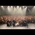 Zélia Duncan Instagram - E assim encerramos 2023, com uma plateia que dá vontade de levar pra casa! @teatroarthurazevedosp , na Mooca! Que delícia, tanto quanto a pizza! Obrigada a todos que estavam conosco, obrigada equipe que me protege e faz tudo acontecer! Até já! 👊🏽🧡