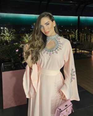 Zahraa Sami Instagram - باقي ٣ ايام لعيدميلادي 🩷
صدك الواحد كل ميكبر يصير ميحتفل بعيدميلاده؟😅