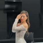 Zahraa Sami Instagram - Yooz talent semi final episode 🤍 حلقة نصف نهائي يوز تالينت ✨ •Stylist: @elimchantaf •Total Look: @fawzihaddadofficial •Jewelry: @zoughaibandco | @zoughaibandco.iq | @christinezoughaib •Mua: @mhmdghaith1 @mbciraqtv @yooz.iq @asiacellconnect