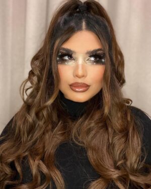 Zainab Ghazi Instagram - 1 , 2 or 3 ?🖤✨