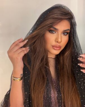 Zainab Ghazi Instagram - انا الافراح والارباح والفايض وراس المال🎼🖤